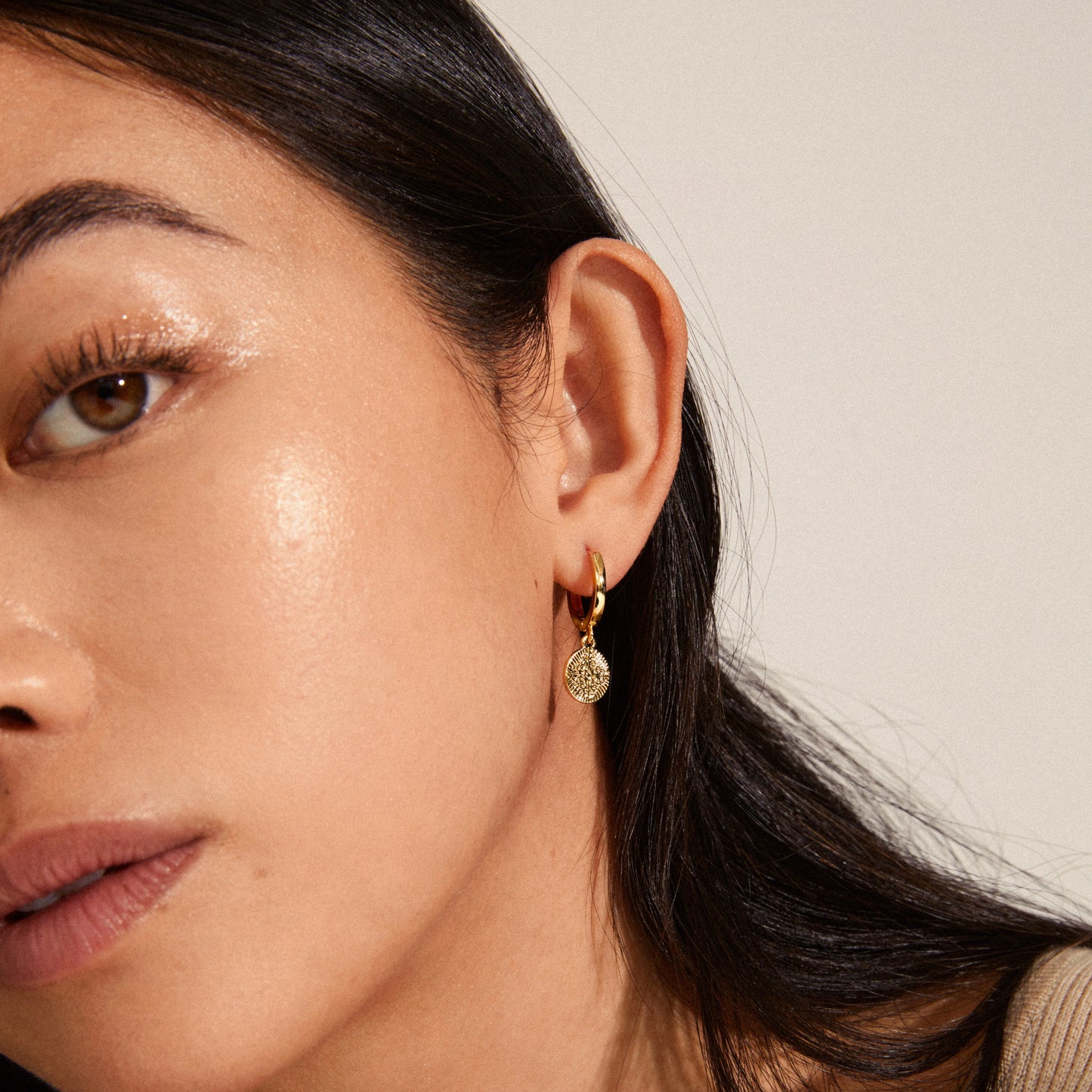 Øredobber NOMAD mynt huggie hoop gullbelagt