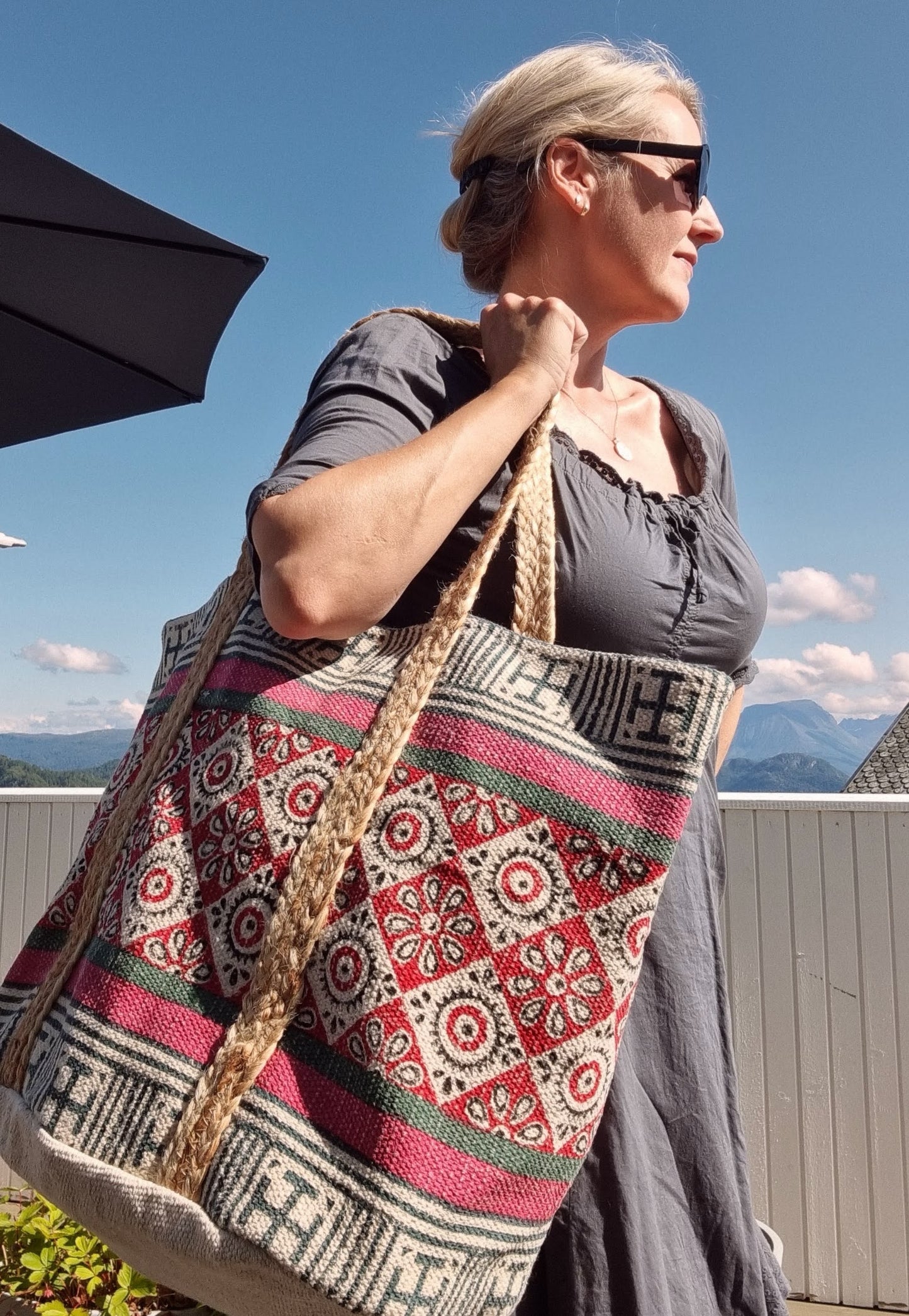 Håndlaget strandbag i jute og bomull