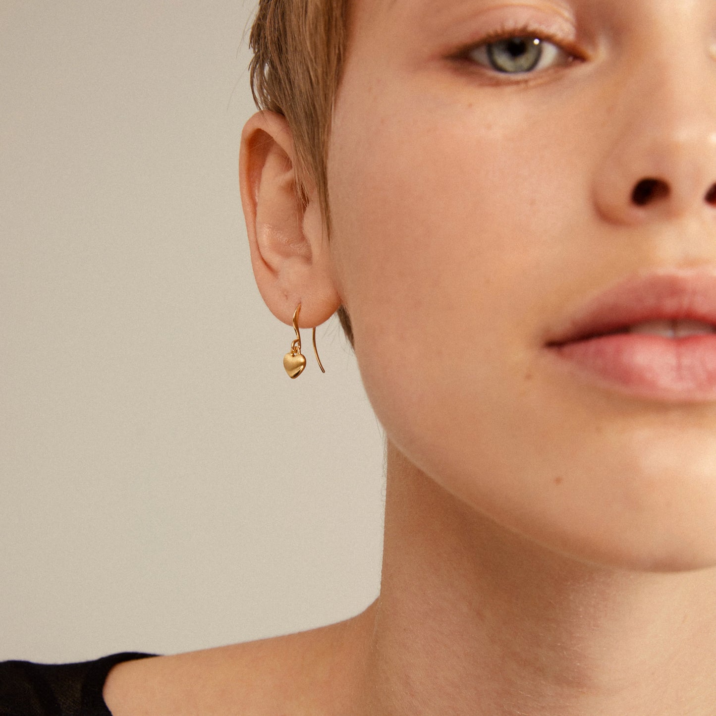 Øredobber SOPHIA hjerteøredobber gullbelagt