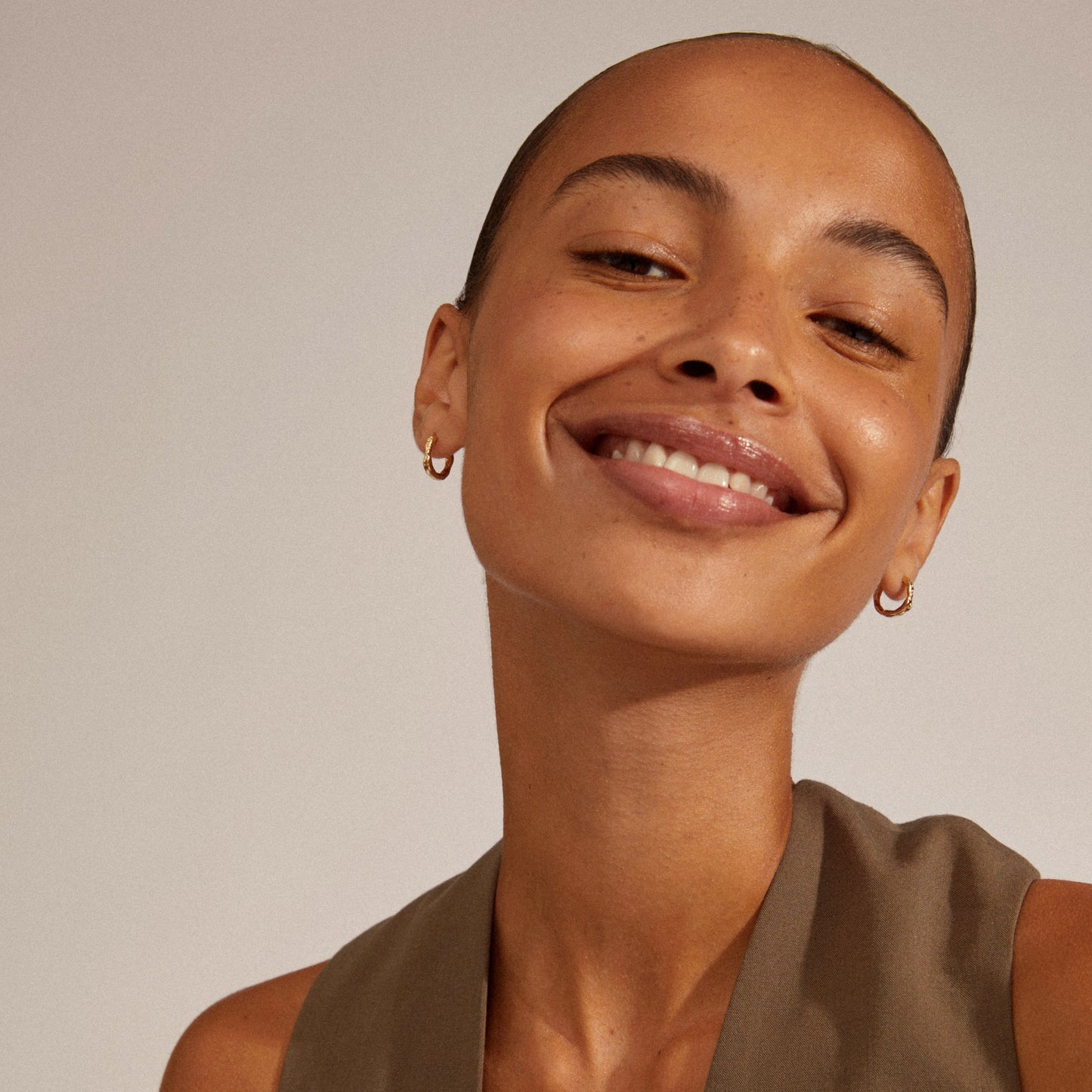 Øredobber EDDY organisk formede små hoops gullbelagt