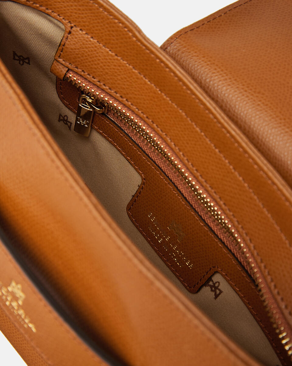 Veske Maia Flap Bag. Lion