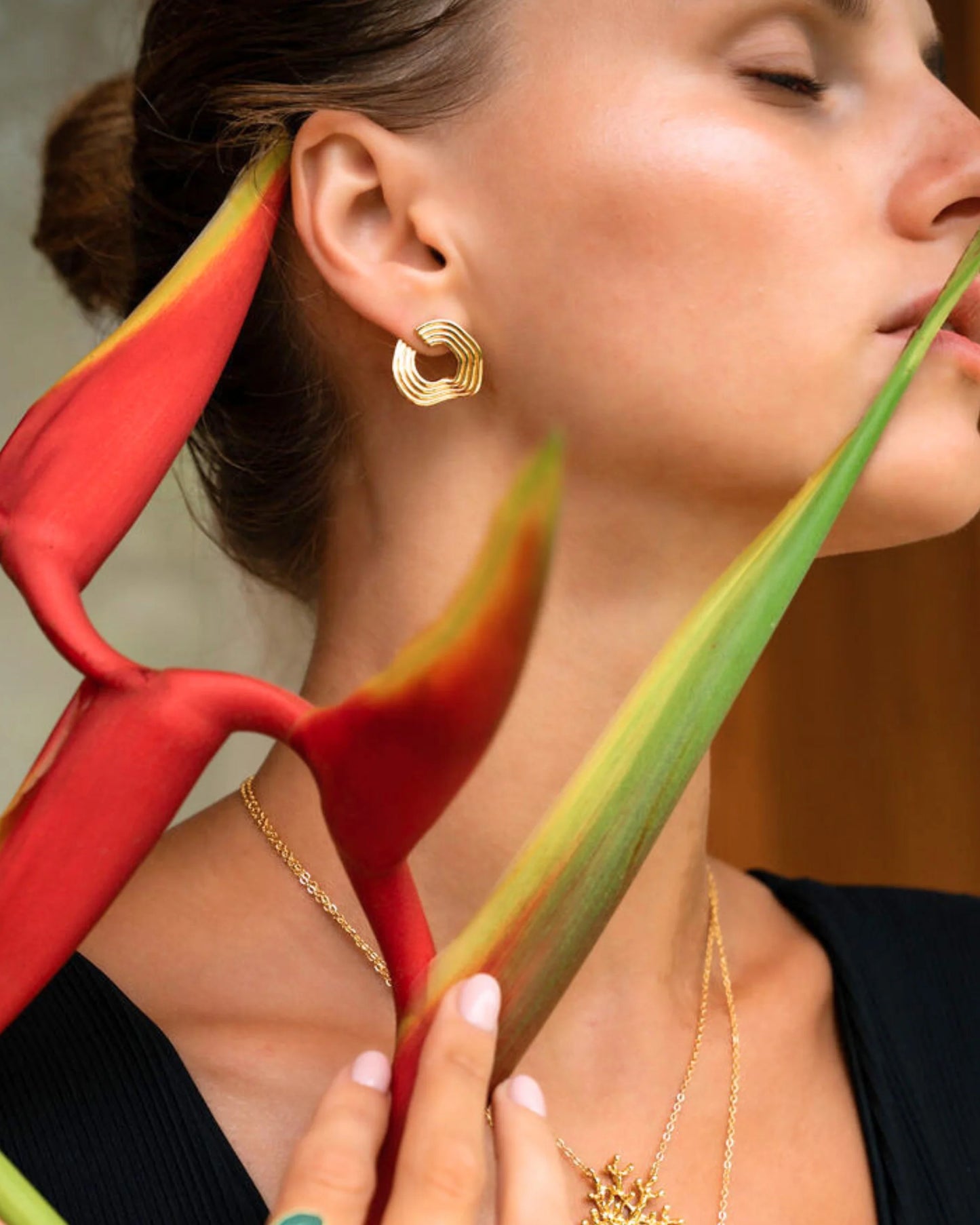 Øredobber Nara Wave Gold Stud Earrings