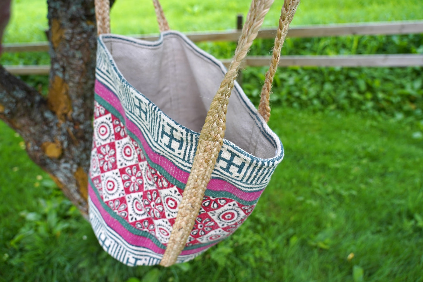 Håndlaget strandbag i jute og bomull