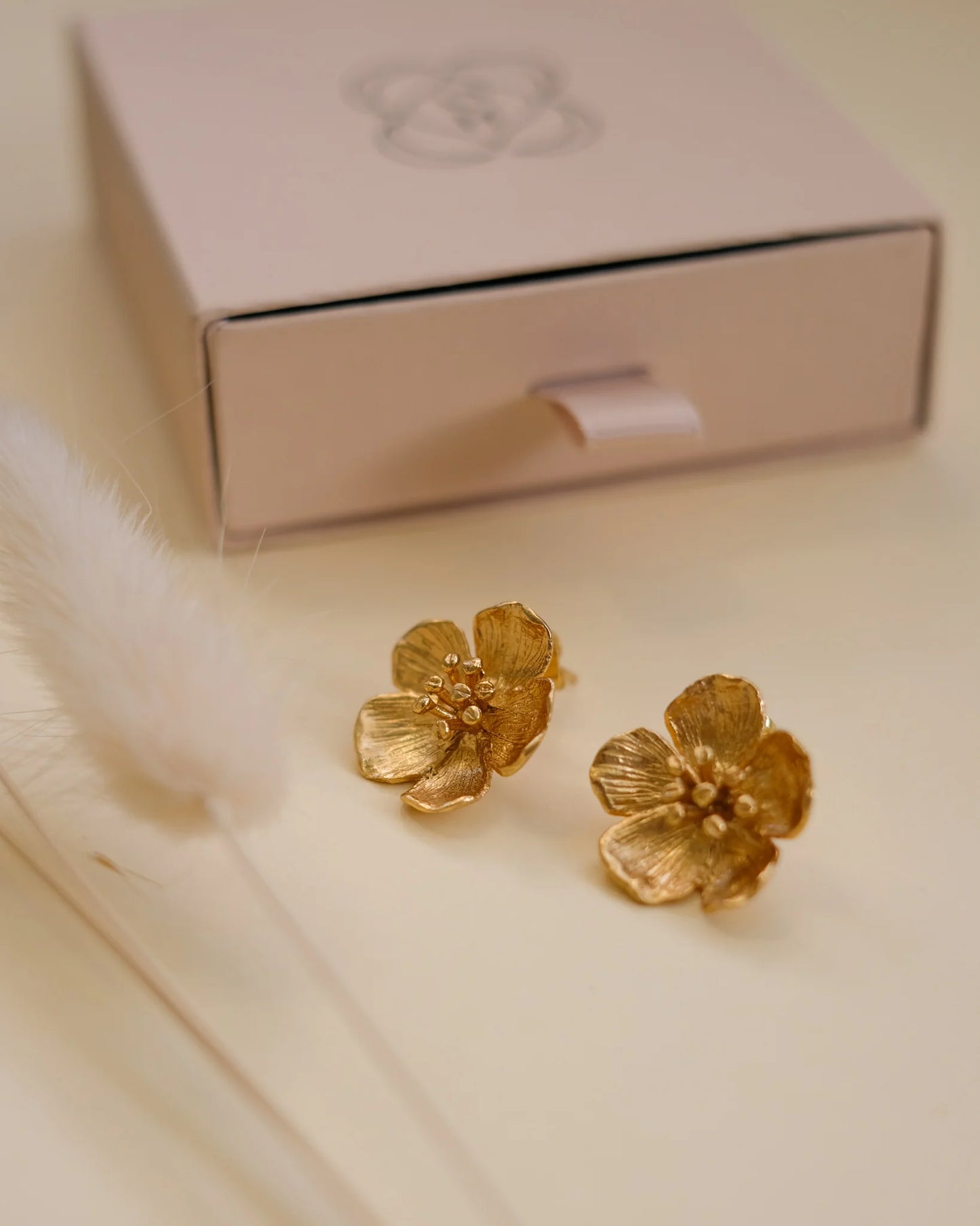Øredobber Buttercup Gold Flower Stud Earrings