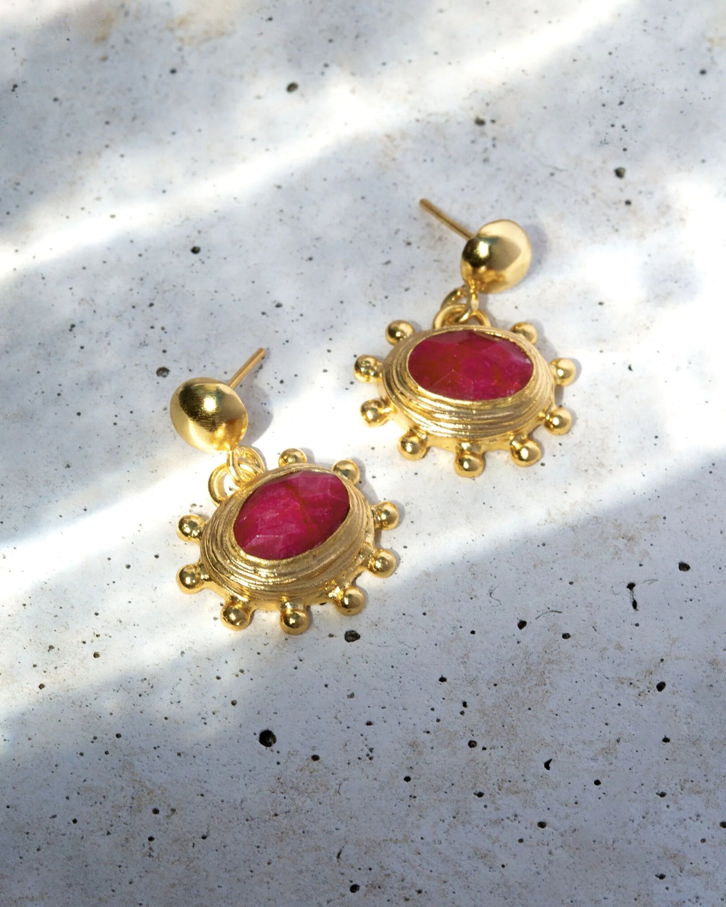 Øredobber Zand Ruby Drop Earrings