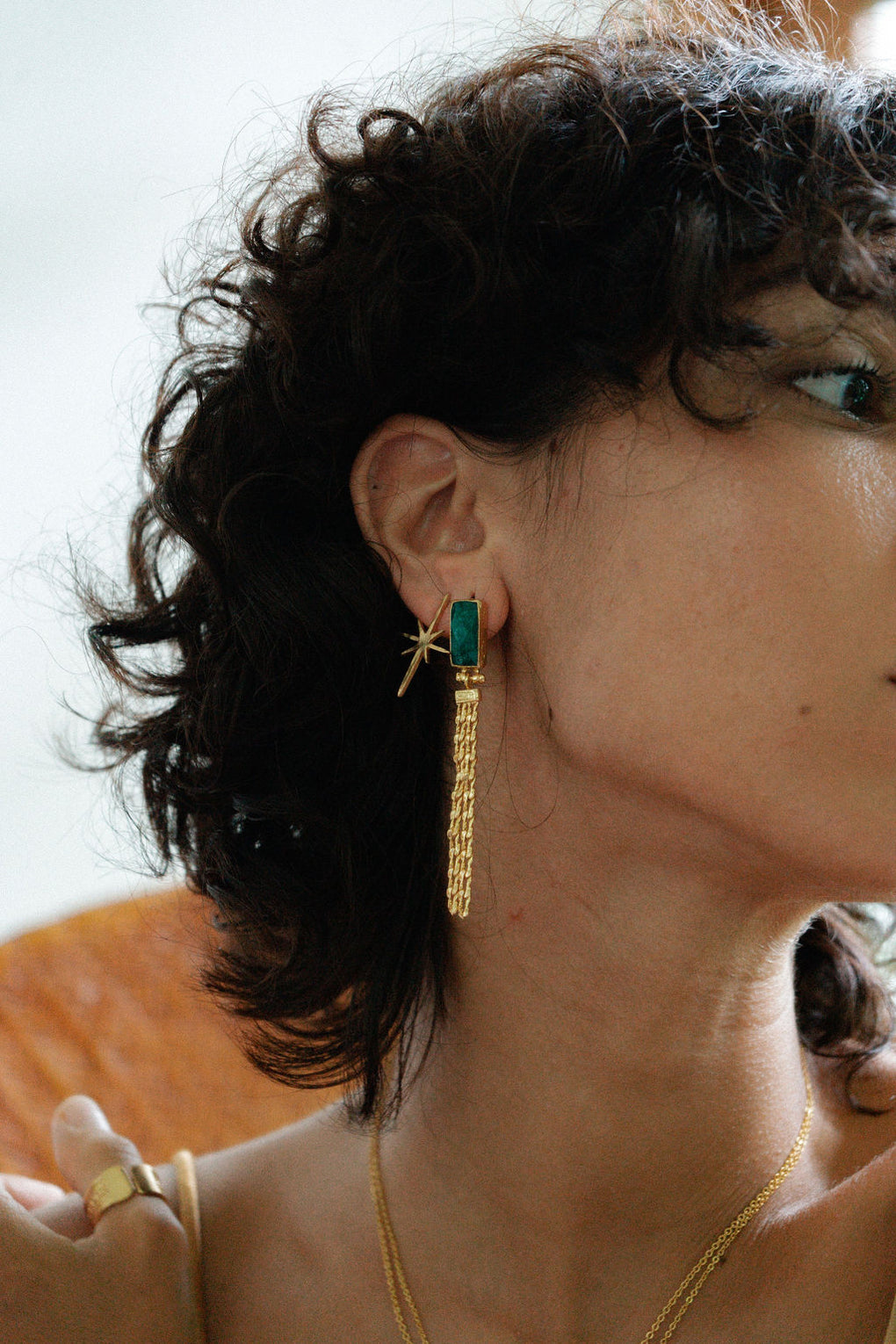 Øredobber Everly Chain Drop Emerald