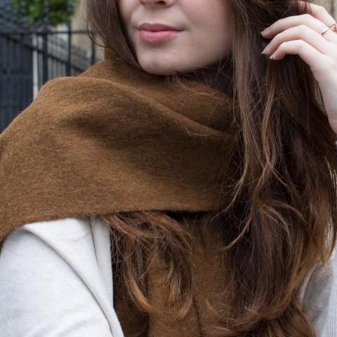 Skjerf 100 % merinoull. Dark Camel