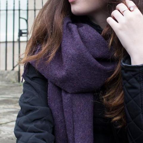 Skjerf 100 % merinoull. Deep Purple