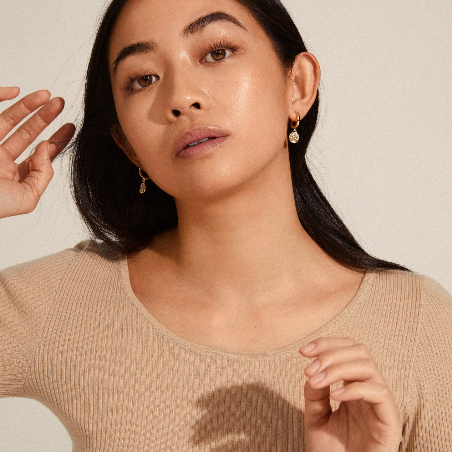 Øredobber NOMAD mynt huggie hoop gullbelagt