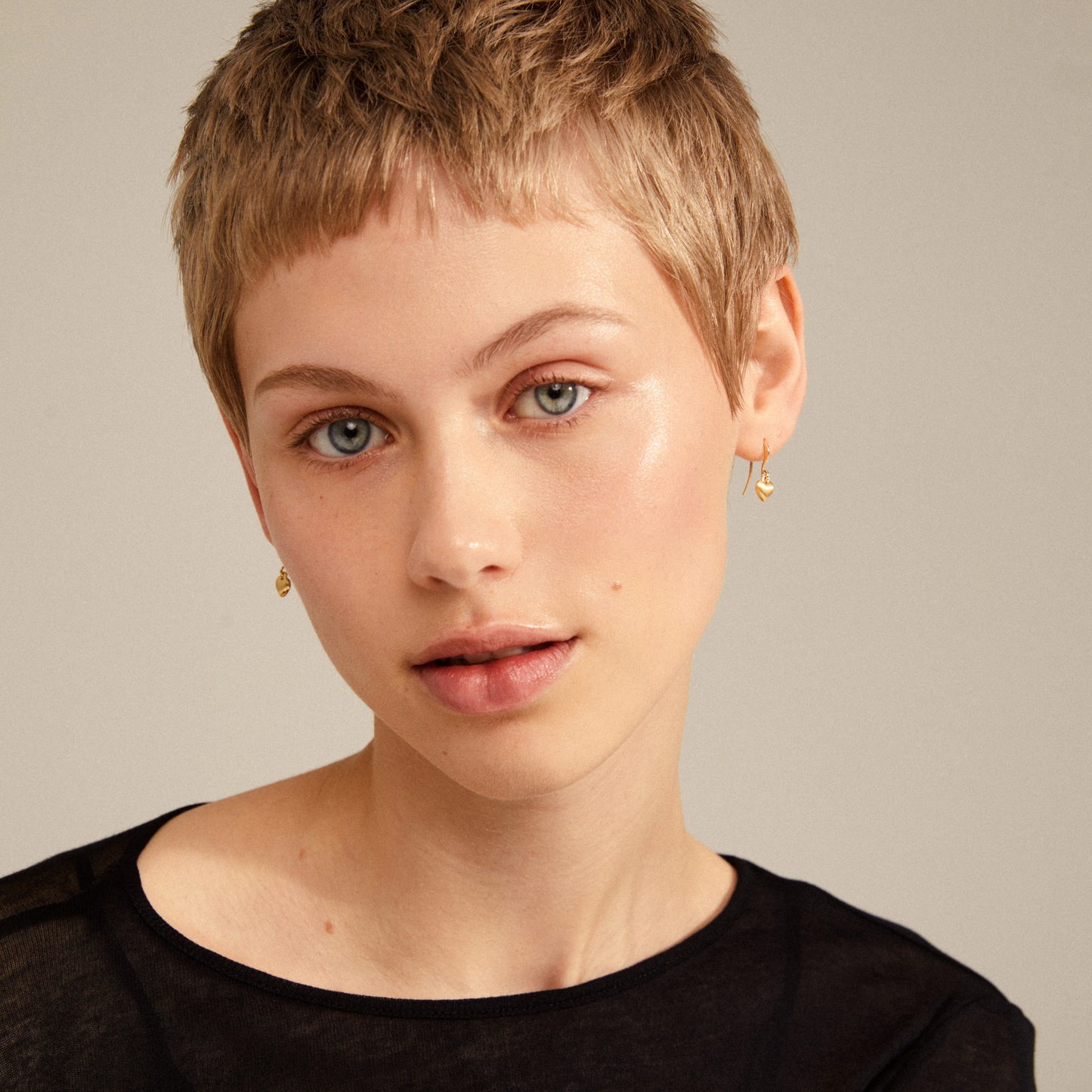 Øredobber SOPHIA hjerteøredobber gullbelagt