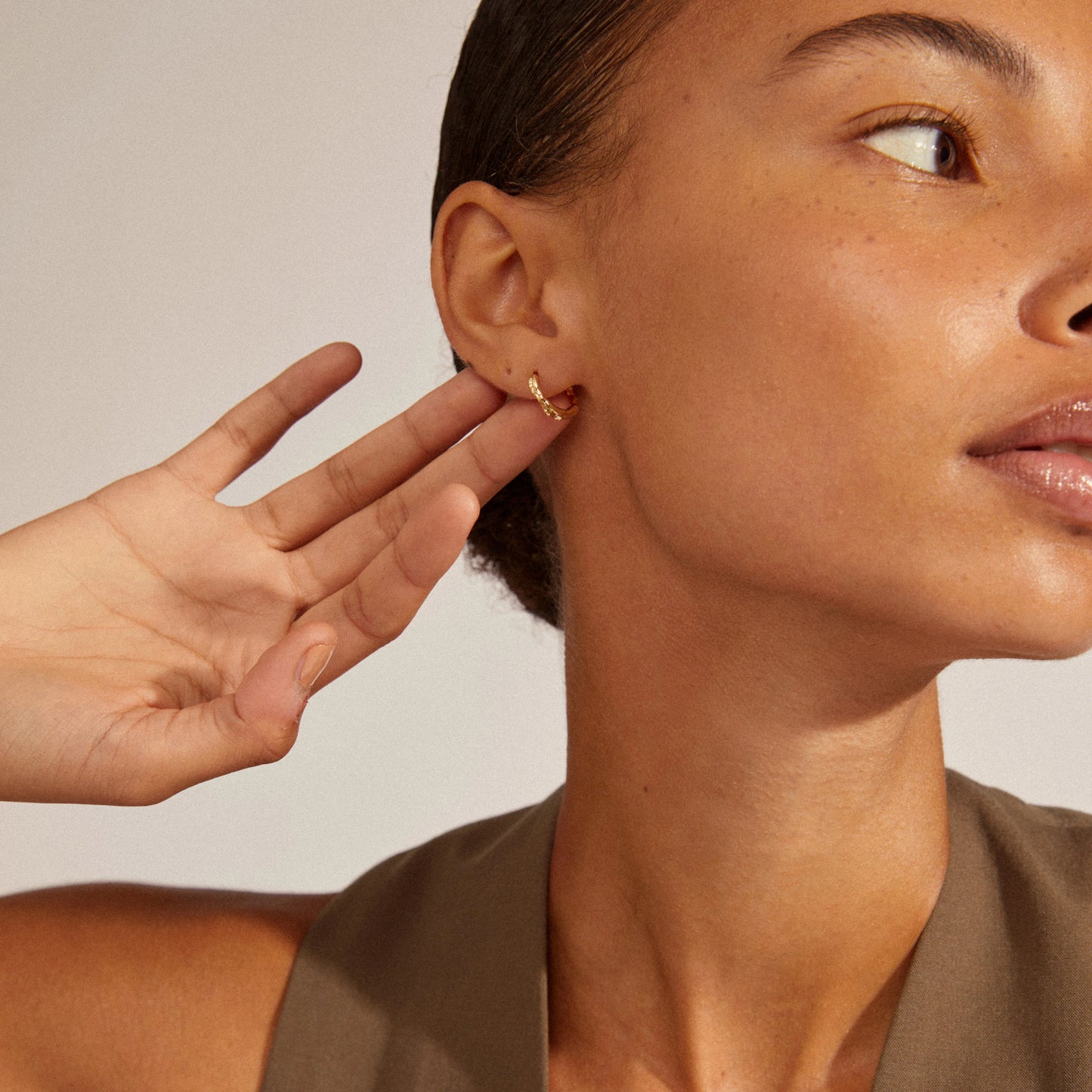 Øredobber EDDY organisk formede små hoops gullbelagt