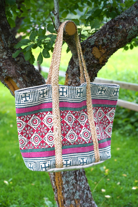 Håndlaget strandbag i jute og bomull
