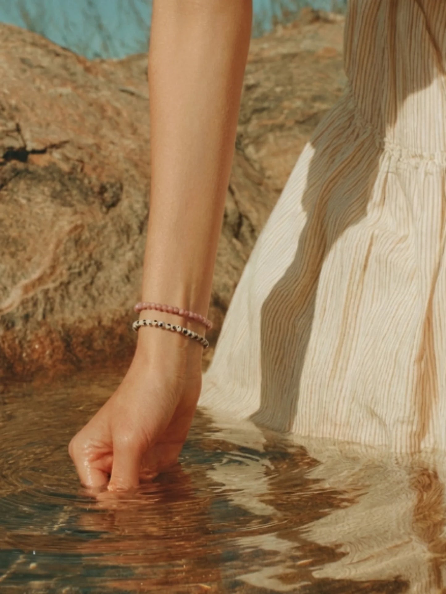 Petite Dalmatian Jasper Stretch armbånd - Joy Soï Copenhagen