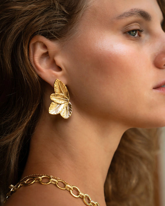 Øredobber Eryn Gold Leaf Stud Earrings