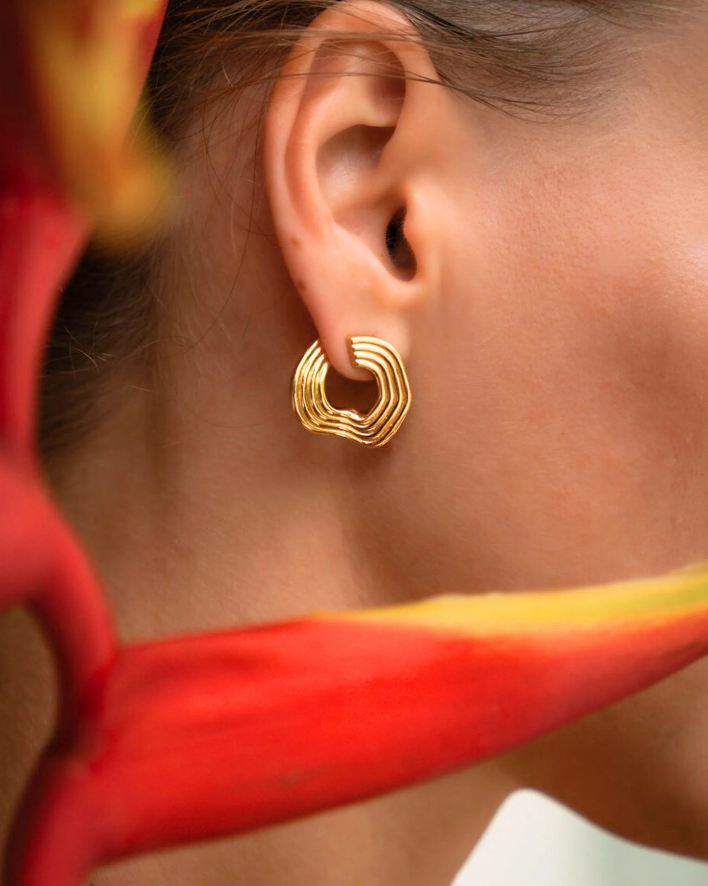 Øredobber Nara Wave Gold Stud Earrings