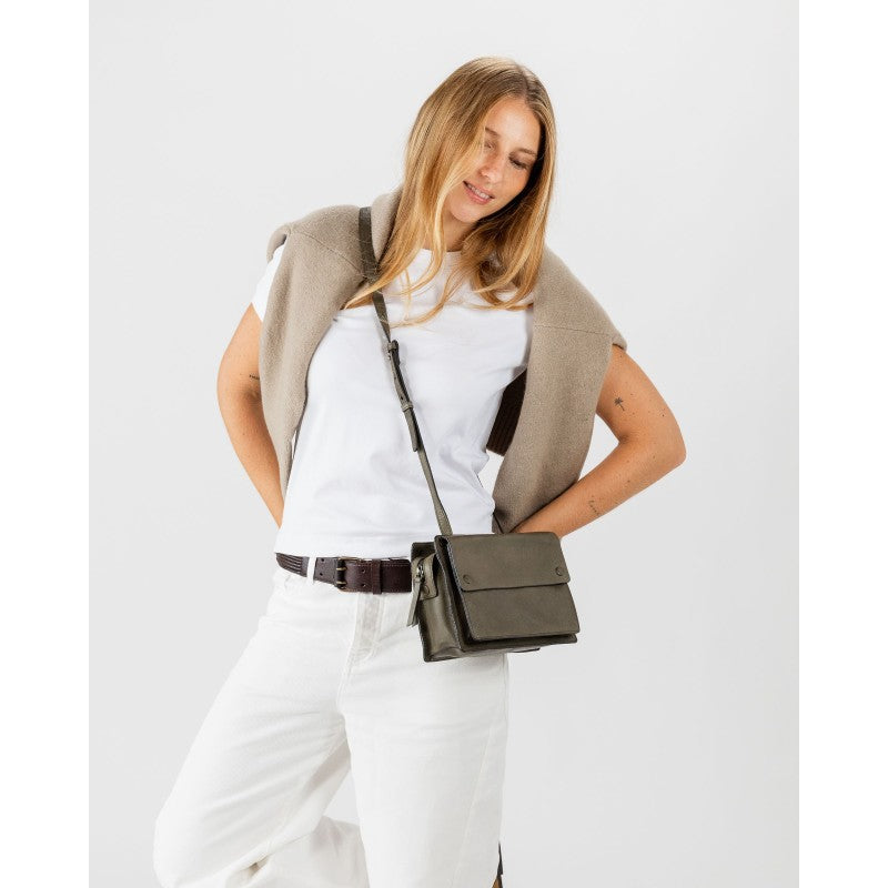 Murray crossbodyveske – i khaki skinn BIBA