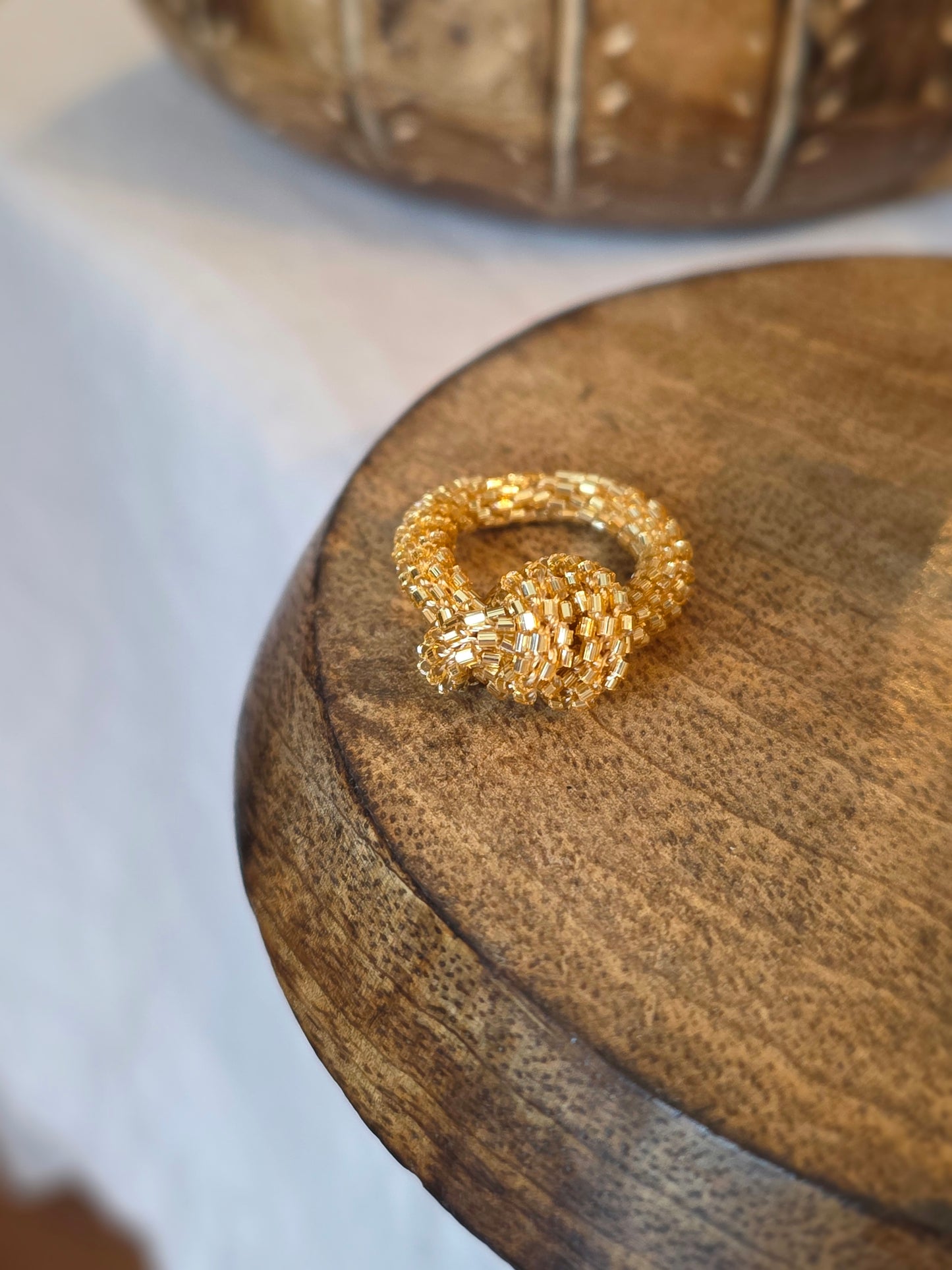Gold Knot gullbelagt ring - knutedesign med perler elastisk Ibu Jewels