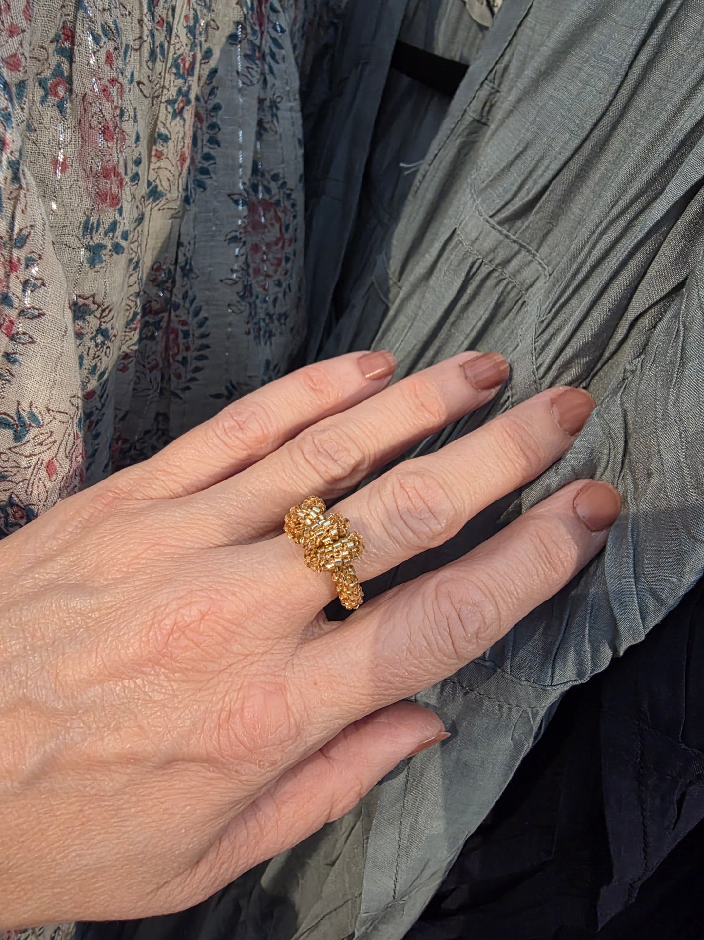 Gold Knot gullbelagt ring - knutedesign med perler elastisk Ibu Jewels