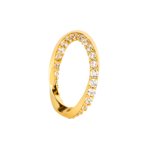 Nydelig og unik ring av hvit zirkonia og 925 sterling sølv forgyllet med 18 karat gull. Perfekt sammen med Fine Hoops Gold øredobber. Størrelse: 12 - 1,65 cm indre mål. Small/Medium. 14 - 1,69 cm - 1,79 cm indre mål. Medium/Large Se størrelsesguide i bildekarusellen. Ta indre diametermål av en ring du vet passer med en linjal, så vet du hvilken størrelse du skal velge.