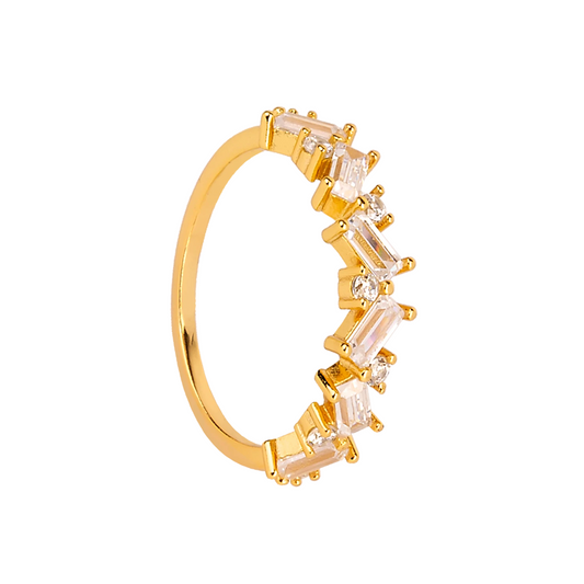 Vakker og elegant ring av hvit zirkonia og 925 sterling sølv forgyllet med 18 karat gull. Størrelse: 12 - 1,65 cm indre mål. Small/Medium. 14 - 1,69 cm - 1,79 cm indre mål. Medium/Large Se størrelsesguide i bildekarusellen. Ta indre diametermål av en ring du vet passer med en linjal, så vet du hvilken størrelse du skal velge.