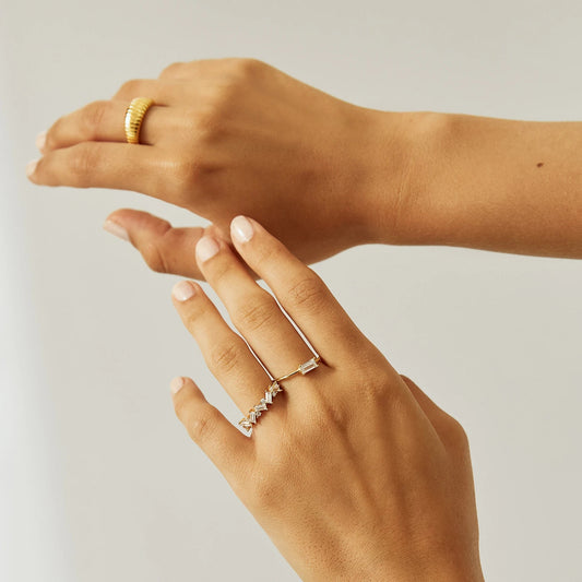 Vakker og elegant ring av hvit zirkonia og 925 sterling sølv forgyllet med 18 karat gull.   Størrelse:  12 - 1,65 cm indre mål. Small/Medium.  14 - 1,69 cm - 1,79 cm indre mål. Medium/Large  Se størrelsesguide i bildekarusellen. Ta indre diametermål av en ring du vet passer med en linjal, så vet du hvilken størrelse du skal velge.