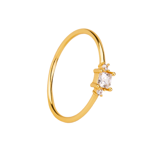 Elegant ring av hvit zirkonia og 925 sterling sølv forgyllet med 18 karat gull. Størrelse: 12 - 1,65 cm indre mål. Small/Medium. 14 - 16,9 cm - 17,9 cm indre mål. Medium/Large Se størrelsesguide i bildekarusellen. Ta indre diametermål av en ring du vet passer med en linjal, så vet du hvilken størrelse du skal velge.